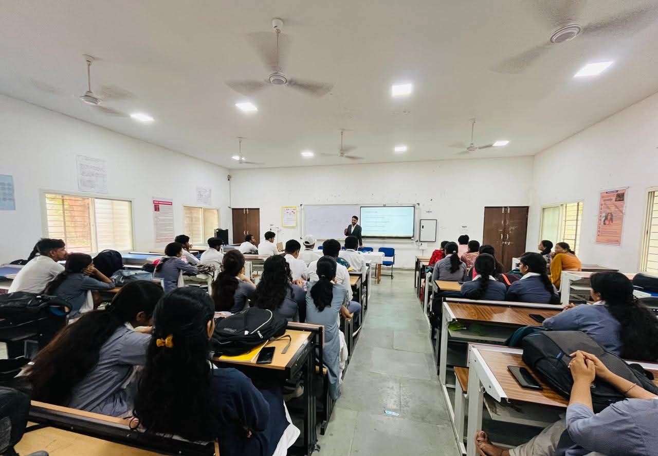 https://kailashinstitute.in/images/kics-classroom-demo.jpg